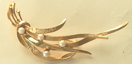 Brooks goldtone with pearls pin
