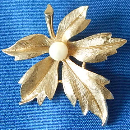 Real pearl goldtone pin