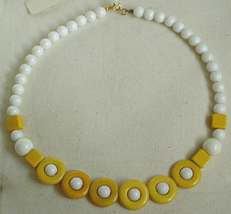 Bakelite & plastic beaded necklace